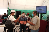 Jueves 16 de abril del 2020: Tuxtla Gutiérrez. Los reporteros también buscan un poco de protección extra usando algunas mascarillas durante la búsqueda diaria de noticias en la ciudad