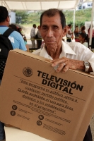 Jueves 19 de noviembre del 2015. Tuxtla Gutiérrez. La entrega de Televisores Digitales del Programa de Transición a la Televisión Digital Terrestre TLT de la SCT a hogares de escasos recursos definidos por la SEDESOL y con la colaboración del Servicio Pos Jueves 19 de noviembre del 2015. Tuxtla Gutiérrez. La entrega de Televisores Digitales del Programa de Transición a la Televisión Digital Terrestre TLT de la SCT a hogares de escasos recursos definidos por la SEDESOL y con la colaboración del Servicio Pos