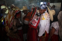 Jueves 22 de junio del 2017. Tuxtla Gutiérrez. La Danza de las Espuelas. El Tonguy Etzé o danza de la octava de Corpus es una de las pocas ocasiones donde se puede observar la vestimenta que usaban las antiguas autoridades indígenas de esta comunidad y qu