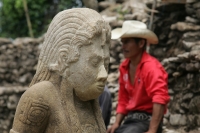 Miércoles 6 de julio. Los trabajadores indígenas que realizan la restauración del Juego de Pelota de la antigua ciudad maya Tonina en Ocosingo, Chiapas posan con orgullo ante las estatuas que el día de hoy el arqueólogo Juan Yadeun da a conocer, como uno 