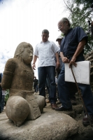Miércoles 6 de julio. Los trabajadores indÃgenas que realizan la restauración del Juego de Pelota de la antigua ciudad maya Tonina en Ocosingo, Chiapas posan con orgullo ante las estatuas que el dÃa de hoy el arqueólogo Juan Yadeun da a conocer, como uno Miércoles 6 de julio. Los trabajadores indÃgenas que realizan la restauración del Juego de Pelota de la antigua ciudad maya Tonina en Ocosingo, Chiapas posan con orgullo ante las estatuas que el dÃa de hoy el arqueólogo Juan Yadeun da a conocer, como uno