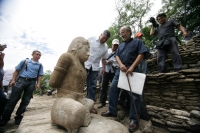 Miércoles 6 de julio. Los trabajadores indígenas que realizan la restauración del Juego de Pelota de la antigua ciudad maya Tonina en Ocosingo, Chiapas posan con orgullo ante las estatuas que el día de hoy el arqueólogo Juan Yadeun da a conocer, como uno 