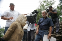 Miércoles 6 de julio. Los trabajadores indígenas que realizan la restauración del Juego de Pelota de la antigua ciudad maya Tonina en Ocosingo, Chiapas posan con orgullo ante las estatuas que el día de hoy el arqueólogo Juan Yadeun da a conocer, como uno 