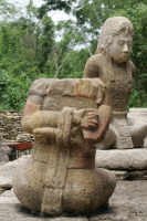 Miércoles 6 de julio. Los trabajadores indígenas que realizan la restauración del Juego de Pelota de la antigua ciudad maya Tonina en Ocosingo, Chiapas posan con orgullo ante las estatuas que el día de hoy el arqueólogo Juan Yadeun da a conocer, como uno 