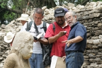 Miércoles 6 de julio. Los trabajadores indígenas que realizan la restauración del Juego de Pelota de la antigua ciudad maya Tonina en Ocosingo, Chiapas posan con orgullo ante las estatuas que el día de hoy el arqueólogo Juan Yadeun da a conocer, como uno 