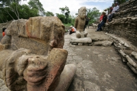 Miércoles 6 de julio. Los trabajadores indígenas que realizan la restauración del Juego de Pelota de la antigua ciudad maya Tonina en Ocosingo, Chiapas posan con orgullo ante las estatuas que el día de hoy el arqueólogo Juan Yadeun da a conocer, como uno 