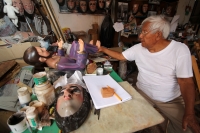 Miércoles 14 de mayo del 2014. Chiapa de Corzo. El día del Maestro Artesano. Don Antonio López Hernández o Tío Toñito es el maestro artesano más reconocido en su ciudad natal donde elabora desde hace 30 años las tradicionales mascaras de Parachico, las cu Miércoles 14 de mayo del 2014. Chiapa de Corzo. El día del Maestro Artesano. Don Antonio López Hernández o Tío Toñito es el maestro artesano más reconocido en su ciudad natal donde elabora desde hace 30 años las tradicionales mascaras de Parachico, las cu