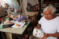 Miércoles 14 de mayo del 2014. Chiapa de Corzo. El día del Maestro Artesano. Don Antonio López Hernández o Tío Toñito es el maestro artesano más reconocido en su ciudad natal donde elabora desde hace 30 años las tradicionales mascaras de Parachico, las cu