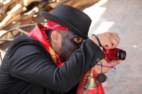 Miércoles 3 de mayo del 2017. Tuxtla Gutiérrez. Las celebraciones de la Santa Cruz dentro de la Comunidad Zoque realizan la ensarta de flores para las ofrendas  y preparan los tamales de hoja para acompañar las procesiones de la danza del torito.