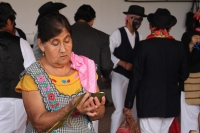 Miércoles 3 de mayo del 2017. Tuxtla Gutiérrez. Las celebraciones de la Santa Cruz dentro de la Comunidad Zoque realizan la ensarta de flores para las ofrendas  y preparan los tamales de hoja para acompañar las procesiones de la danza del torito.