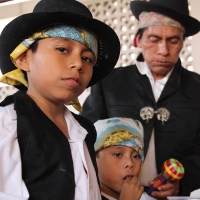 Miércoles 3 de mayo del 2017. Tuxtla Gutiérrez. Las celebraciones de la Santa Cruz dentro de la Comunidad Zoque realizan la ensarta de flores para las ofrendas  y preparan los tamales de hoja para acompañar las procesiones de la danza del torito.