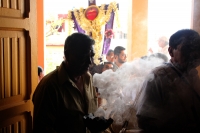 Miércoles 3 de mayo del 2017. Tuxtla Gutiérrez. Las celebraciones de la Santa Cruz dentro de la Comunidad Zoque realizan la ensarta de flores para las ofrendas  y preparan los tamales de hoja para acompañar las procesiones de la danza del torito.