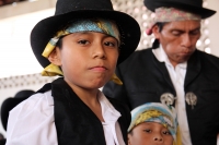 Miércoles 3 de mayo del 2017. Tuxtla Gutiérrez. Las celebraciones de la Santa Cruz dentro de la Comunidad Zoque realizan la ensarta de flores para las ofrendas  y preparan los tamales de hoja para acompañar las procesiones de la danza del torito.