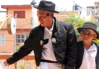 Miércoles 3 de mayo del 2017. Tuxtla Gutiérrez. Las celebraciones de la Santa Cruz dentro de la Comunidad Zoque realizan la ensarta de flores para las ofrendas  y preparan los tamales de hoja para acompañar las procesiones de la danza del torito.