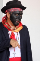 Miércoles 3 de mayo del 2017. Tuxtla Gutiérrez. Las celebraciones de la Santa Cruz dentro de la Comunidad Zoque realizan la ensarta de flores para las ofrendas  y preparan los tamales de hoja para acompañar las procesiones de la danza del torito.
