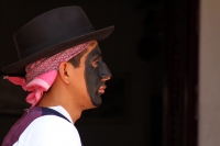 Miércoles 3 de mayo del 2017. Tuxtla Gutiérrez. Las celebraciones de la Santa Cruz dentro de la Comunidad Zoque realizan la ensarta de flores para las ofrendas  y preparan los tamales de hoja para acompañar las procesiones de la danza del torito.