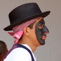 Miércoles 3 de mayo del 2017. Tuxtla Gutiérrez. Las celebraciones de la Santa Cruz dentro de la Comunidad Zoque realizan la ensarta de flores para las ofrendas  y preparan los tamales de hoja para acompañar las procesiones de la danza del torito.