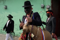 Martes 3 de mayo del 2016. Tuxtla Gutiérrez. Los indígenas zoque recorren las calles de los barrios tradicionales realizando la danza del Torito
