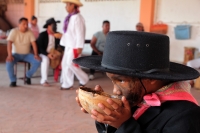 Jueves 3 de mayo del 2018. Tuxtla Gutiérrez. La representación del trato de la venta de un novillo en la época de la colonia se lleva a cabo en la ritualidad de las festividades de la Santa Cruz incluida en el calendario de celebraciones costumbristas 