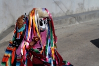 Sábado 19 de enero del 2018. Suchiapa. El grupo de jóvenes mujeres recorre las calles de la comunidad bailando como Parachicos y Toritos gritando vivas durante esta tarde