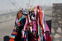 Sábado 19 de enero del 2018. Suchiapa. El grupo de jóvenes mujeres recorre las calles de la comunidad bailando como Parachicos y Toritos gritando vivas durante esta tarde