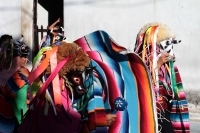 Sábado 19 de enero del 2018. Suchiapa. El grupo de jóvenes mujeres recorre las calles de la comunidad bailando como Parachicos y Toritos gritando vivas durante esta tarde