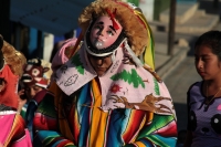 Sábado 19 de enero del 2018. Suchiapa. El grupo de jóvenes mujeres recorre las calles de la comunidad bailando como Parachicos y Toritos gritando vivas durante esta tarde