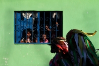 Sábado 19 de enero del 2018. Suchiapa. El grupo de jóvenes mujeres recorre las calles de la comunidad bailando como Parachicos y Toritos gritando vivas durante esta tarde
