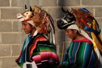 Sábado 19 de enero del 2018. Suchiapa. El grupo de jóvenes mujeres recorre las calles de la comunidad bailando como Parachicos y Toritos gritando vivas durante esta tarde