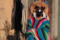 Sábado 19 de enero del 2018. Suchiapa. El grupo de jóvenes mujeres recorre las calles de la comunidad bailando como Parachicos y Toritos gritando vivas durante esta tarde