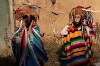 Sábado 19 de enero del 2018. Suchiapa. El grupo de jóvenes mujeres recorre las calles de la comunidad bailando como Parachicos y Toritos gritando vivas durante esta tarde