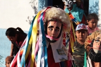 Sábado 19 de enero del 2018. Suchiapa. El grupo de jóvenes mujeres recorre las calles de la comunidad bailando como Parachicos y Toritos gritando vivas durante esta tarde