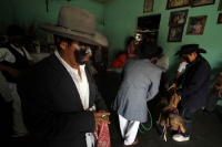 Martes 3 de mayo. La danza Zoque de la Santa Cruz o El Torito Zoque se lleva a cabo en las calles de la ciudad de Tuxtla Gutiérrez cuantes los danzantes salen entrada la mañana desde la iglesia de San Pascualito y visitan los domicilios de quienes solicit