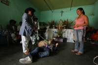 Martes 3 de mayo. La danza Zoque de la Santa Cruz o El Torito Zoque se lleva a cabo en las calles de la ciudad de Tuxtla Gutiérrez cuantes los danzantes salen entrada la mañana desde la iglesia de San Pascualito y visitan los domicilios de quienes solicit