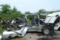 Los restos del vehículo que transportaba a estudiantes hacia la cabecera municipal de Venustiano Carranza, es resguardada por elementos del ejercito mexicano en el tramo carretero entre Totolapa y villa de Acala. los 7 sobrevivientes de los 15 estudiantes