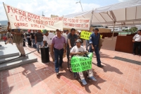 Lunes 7 d noviembre. Protestan trabajadores de bacheo de Tuxtla.