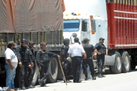 Foto/Alex Estrada. Miércoles 15 de junio. Transportistas mantienen el bloqueo de la entrada de la ciudad de Tuxtla Gutiérrez, esto a pesar de las negociaciones y de los intentos policiacos para levantar los vehículos, han detenido a 14 líderes de los tran