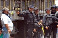 Foto/Alex Estrada. Miércoles 15 de junio. Transportistas mantienen el bloqueo de la entrada de la ciudad de Tuxtla Gutiérrez, esto a pesar de las negociaciones y de los intentos policiacos para levantar los vehículos, han detenido a 14 líderes de los tran