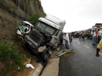 Viernes 1 de julio. Un tráiler sin frenos ocasionó un fuerte accidente de tráfico en la entrada de la ciudad de Tuxtla Gutiérrez, afectando a más de 15 vehículos en las cercanías de la entrada poniente de la ciudad.