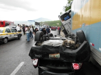 Viernes 1 de julio. Un tráiler sin frenos ocasionó un fuerte accidente de tráfico en la entrada de la ciudad de Tuxtla Gutiérrez, afectando a más de 15 vehículos en las cercanías de la entrada poniente de la ciudad.