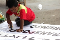 Marzo del 0215. Tuxtla Gutiérrez. Un pequeño juega durante una manifestación en la plaza central.