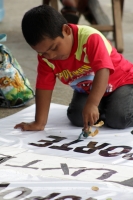 Marzo del 0215. Tuxtla Gutiérrez. Un pequeño juega durante una manifestación en la plaza central.