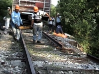 Foto/susana Solís. El Ferrocarril del Istmo, conocido como “la bestia”, se descarrilo en la estación San Ramón en Arriaga, Chiapas.