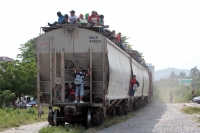 Miércoles 16 deJulio del 2014. Arriaga. Cientos de migrantes viajan sobre los vagones del tren de carga hacia Ixtepec, Oaxaca y en lo que podría ser uno de los últimos viajes que permitirán las políticas mexicanas migratorias en la Ruta Férrea del Migrant