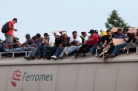 Miércoles 16 deJulio del 2014. Arriaga. Cientos de migrantes viajan sobre los vagones del tren de carga hacia Ixtepec, Oaxaca y en lo que podría ser uno de los últimos viajes que permitirán las políticas mexicanas migratorias en la Ruta Férrea del Migrant