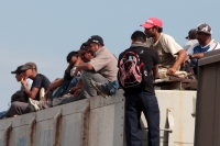 Miércoles 16 deJulio del 2014. Arriaga. Cientos de migrantes viajan sobre los vagones del tren de carga hacia Ixtepec, Oaxaca y en lo que podría ser uno de los últimos viajes que permitirán las políticas mexicanas migratorias en la Ruta Férrea del Migrant