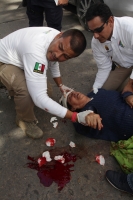 Martes 24 de noviembre del 2015. Tuxtla Gutiérrez. La persona de 60 años fue atropellada a medio día en el cruce de la Avenida y Calle Central por lo que tuvo que ser trasladada a un hospital en ambulancia de Protección Civil.