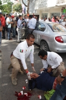 Martes 24 de noviembre del 2015. Tuxtla Gutiérrez. La persona de 60 años fue atropellada a medio dÃa en el cruce de la Avenida y Calle Central por lo que tuvo que ser trasladada a un hospital en ambulancia de Protección Civil. Martes 24 de noviembre del 2015. Tuxtla Gutiérrez. La persona de 60 años fue atropellada a medio dÃa en el cruce de la Avenida y Calle Central por lo que tuvo que ser trasladada a un hospital en ambulancia de Protección Civil.