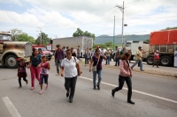 Lunes 1º de julio del 2013. Tuxtla Gutiérrez. La AMOTAC realiza una manifestación en las entradas de la capital del estado para exigir a las autoridades el cumplimiento de las demandas de regulación del transporte y protestar en contra del alza de los pre