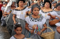 Martes 16 de enero del 2018. Chiapa de Corzo. La ofrenda de San Sebastián. Vestidos a la usanza de los indí­genas de la depresión central de Chiapas; las familias llevan frutas y alimentos por las calles de esta población para ofrecer a San Sebastián 